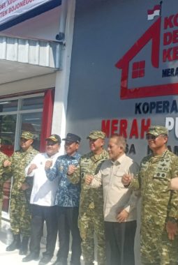 Bupati Bojonegoro Dampingi Wakil Panglima TNI Tinjau Kesiapan Peluncuran 1.061 KDMP