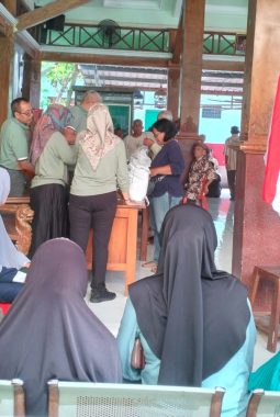 Di tengah Melambungnya Nilai US Dolar, Warga Desa Sukorejo Terima Bantuan Pangan