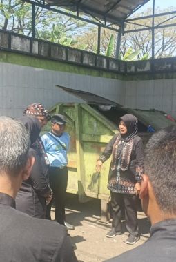 Wabup Tinjau Tempat Pembuangan Sampah di Jalan Ade Irma Yang dikeluhkan Warga